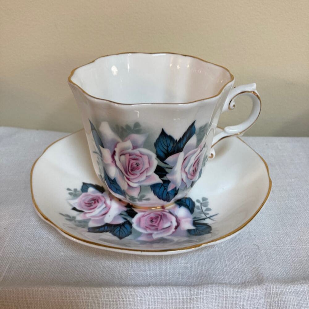 Vintage 50s Royal Grafton Bone China England Floral w/Gold Trim Tea Cup & Saucer